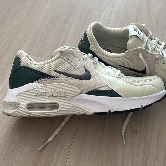 Green Nike Air - Picture 2 of 4